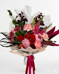 Velvet Noir – Premium Red & Pink Luxury Bouquet